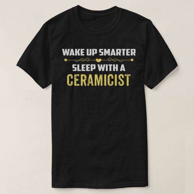 Camiseta Acordar Mais Inteligente Dormindo Com Um CERAMICIS (Frente do Design)
