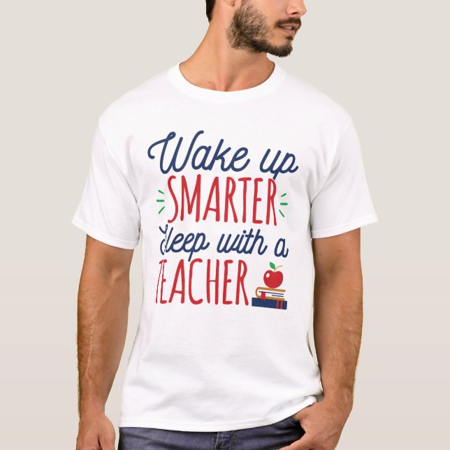 Camiseta Acordar para dormir mais inteligente com um profes (Frente)