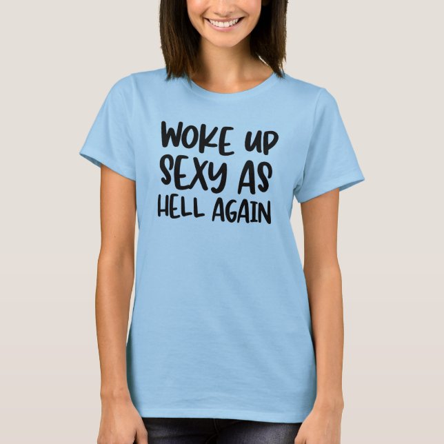 Camiseta Acordou sexy como o inferno novamente engraçado  (Frente)