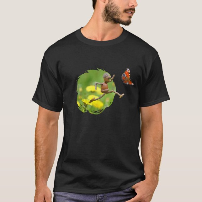 Camiseta Acorn elf pega uma borboleta num dente (Frente)