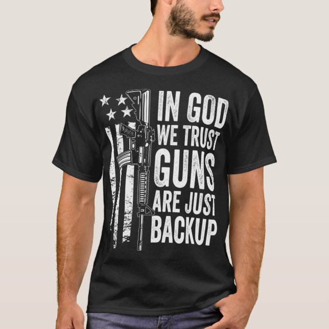 Camiseta Acreditamos Que Armas São Apenas Backup Dos EUA Pr (Frente)