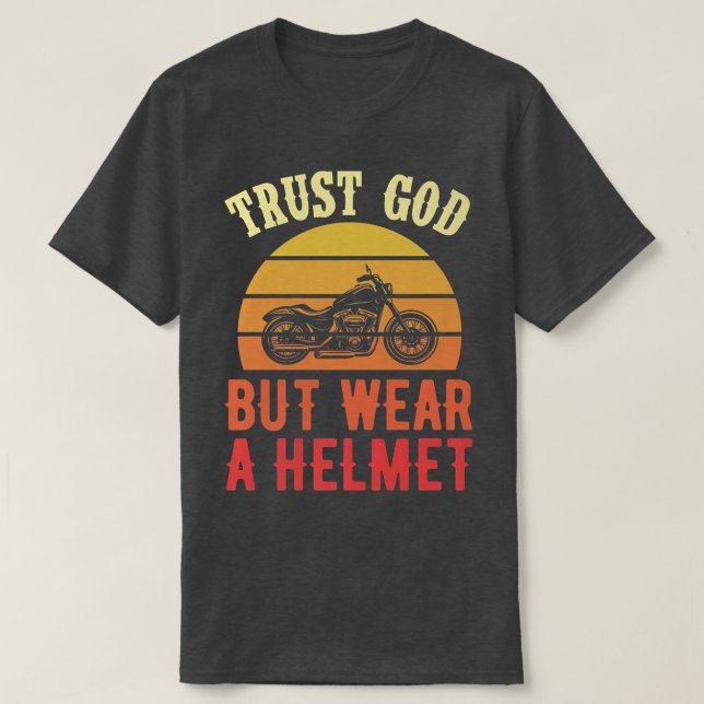 Camiseta Acredite Em Deus, Mas Vista Um Capacete Engraçado, (Frente do Design)