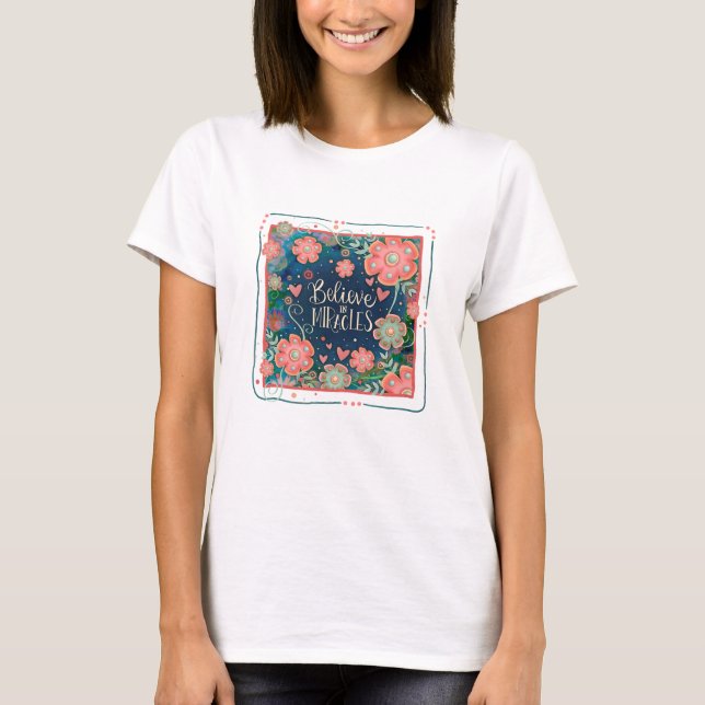 Camiseta Acredite em milagres inspiração colorida floral (Frente)