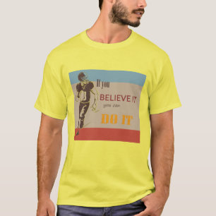Camiseta Acredite, jogador de futebol americano segurando u