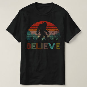 Camiseta acredite no estilo de vintagem do pé-grande