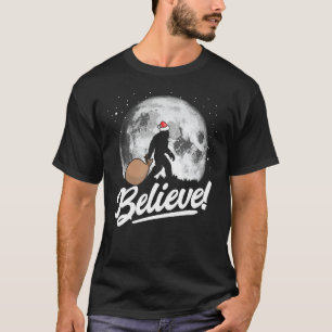 Camiseta Acredite! Papais noeis Bigfoot, neve de Natal e no
