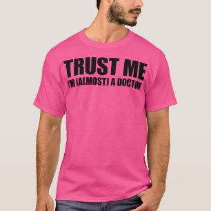Camiseta Acredite Que Sou Quase Médico