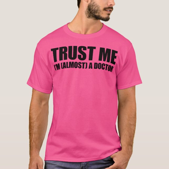 Camiseta Acredite Que Sou Quase Médico (Frente)