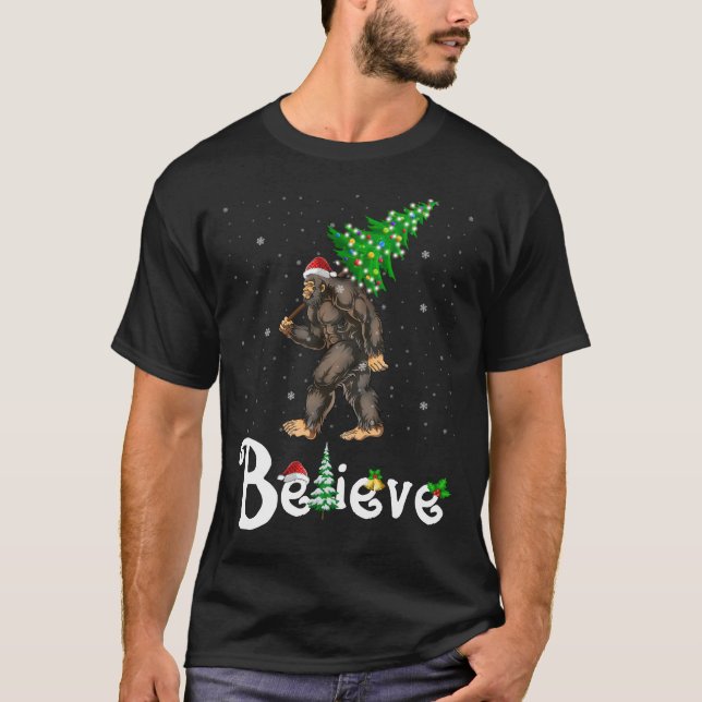 Camiseta Acreditem no Natal Bigfoot Sasquatch Santa Hat (Frente)