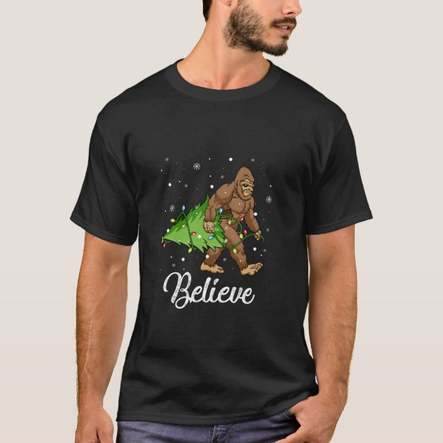 Camiseta Acreditem Papais noeis Bigfoot As Luzes De Árvore  (Frente)