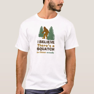 Camiseta Acredito que há um SQUATCH nesta floresta