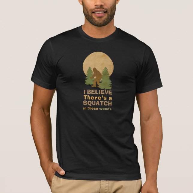 Camiseta Acredito que há um SQUATCH nesta floresta (lua) (Frente)