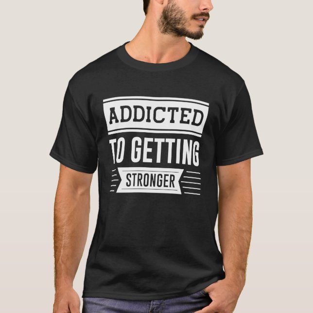 Camiseta Addicted To Getting Stronger  Gym Workout Motivati (Frente)