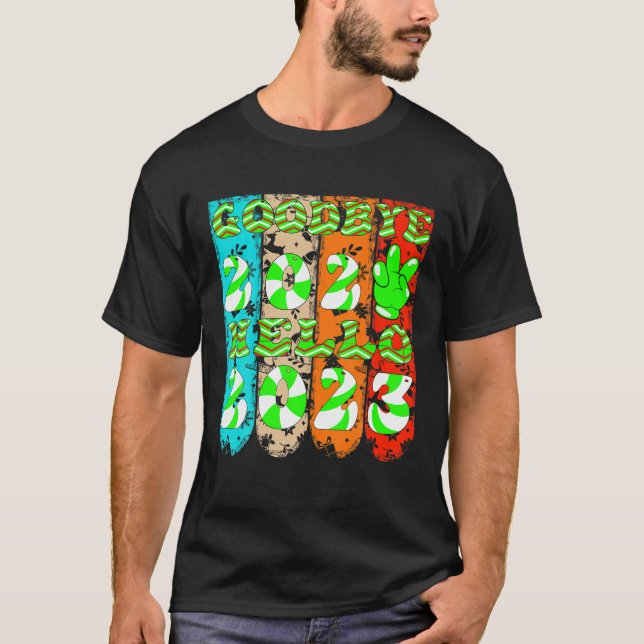 Camiseta Adeus 2022 Olá 2023 Retro Groovy Natal Novo (Frente)