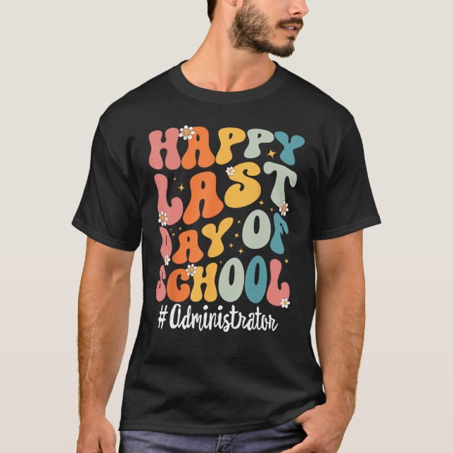 Camiseta Administrador Retro Feliz No Último Dia Do Ensino  (Frente)