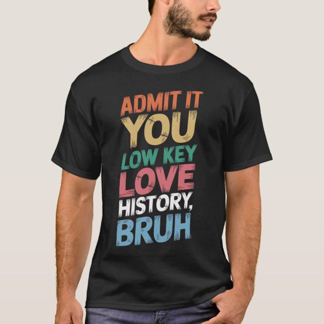 Camiseta Admita, você ama história em segredo, mano. Histór (Frente)