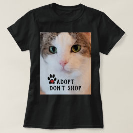 Camiseta Adoção de Cat / Foto de Gato Branco em Preto
