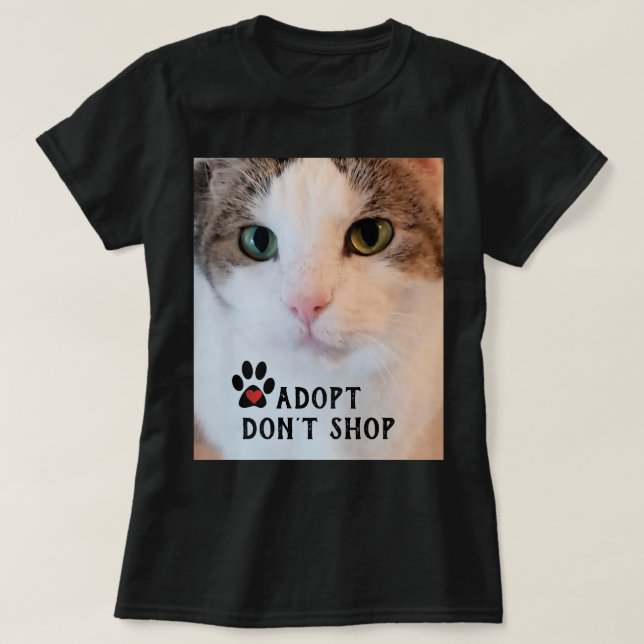Camiseta Adoção de Cat / Foto de Gato Branco em Preto (Frente do Design)