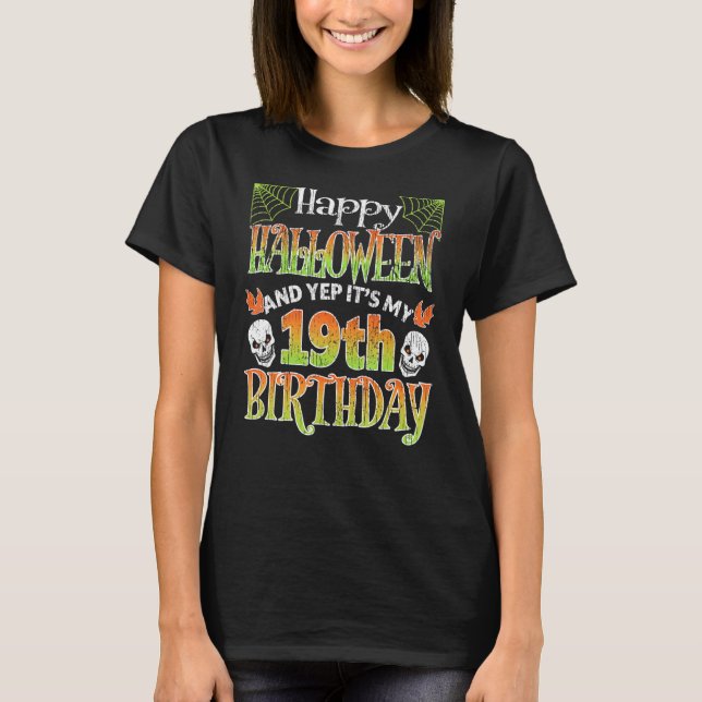 Camiseta Adolescentes Felizes Halloween E Sim É O Meu 19º A (Frente)