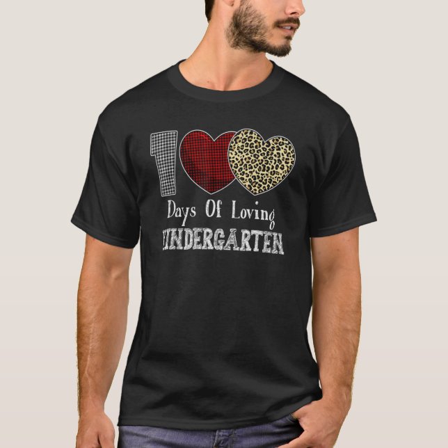 Camiseta Adorando 100 Dias De Professor De Jardim De Infânc (Frente)