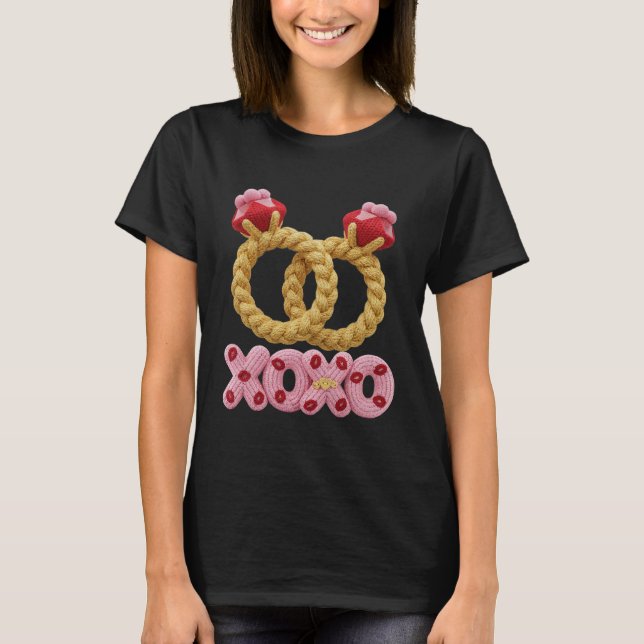 Camiseta Adoráveis ​​Argolas de Noivado de Tricô XOXO  (Frente)