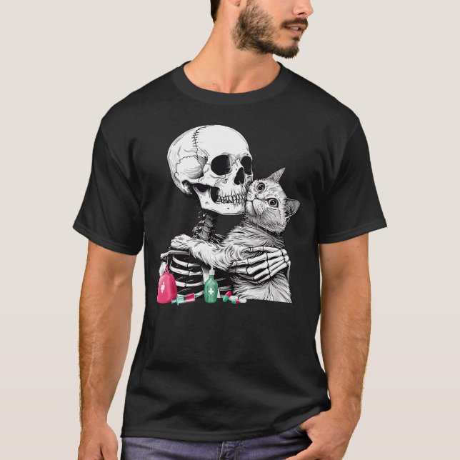 Camiseta Adorável Abraço de Esqueleto de Halloween Gato Téc (Frente)