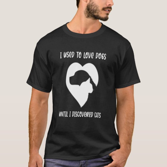 Camiseta Adorável adorava cachorros até descobrir gatos (Frente)