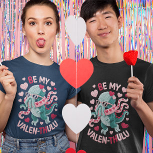Camiseta Adoravelmente Assustador Be My Valen-thulu Tee de 