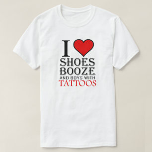 Camiseta Adoro Calçados Booze e Boys com Tatuagens Heart