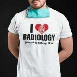 Camiseta Adoro Clínica Radiológica Personalizada Radiológic<br><div class="desc">Eu Adoro Radiologia. Uma camiseta radiologista personalizada legal com uma jaula em frente a um coração vermelho para um técnico de tecnologia de raios X ou radiologista. Personalize com seu nome clínico.</div>