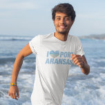 Camiseta Adoro Port ArKansas Cute Texas Beach<br><div class="desc">Eu adoro camiseta Port ArKansas com uma bela foto em forma de coração da praia do Texas. Belas águas costeiras oceânicas me fazem feliz nas férias de verão. Um belo palheiro.</div>