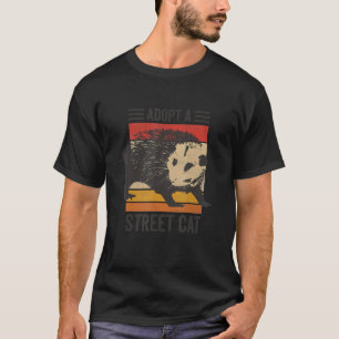 Camiseta Adote Um Gato De Rua Gambá Vintage