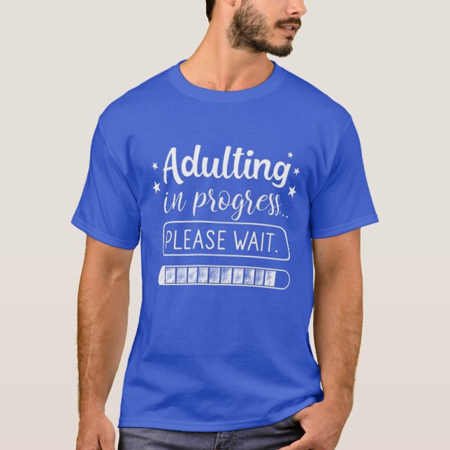 Camiseta Adultando em andamento... espere (Frente)