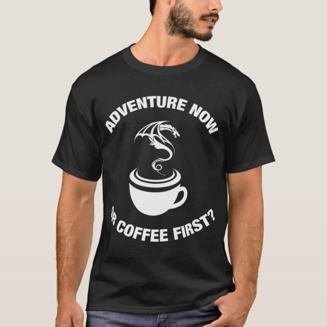 Camiseta Adventure Agora Ou Café Primeiro Tabletop Adventur (Frente)