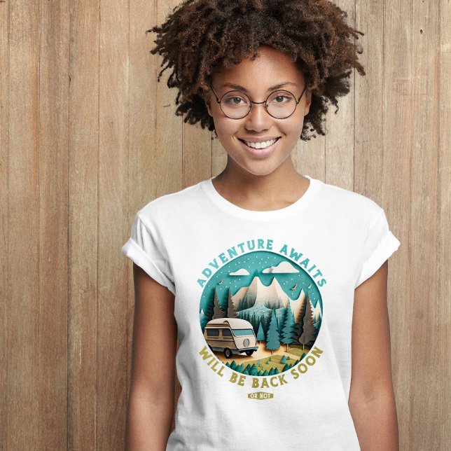 Camiseta Adventure Aguarda Camping Van (Vintage Van and Mountains Adventure Awaits T-Shirt)