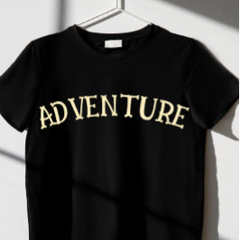 Camiseta Adventure Await engraçado