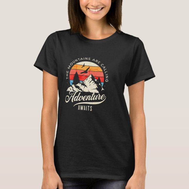 Camiseta Adventure Await  Wilderness Camping (Frente)