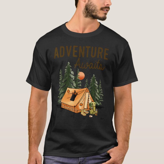Camiseta Adventure Awaits Camping   Camping Hiking (Frente)