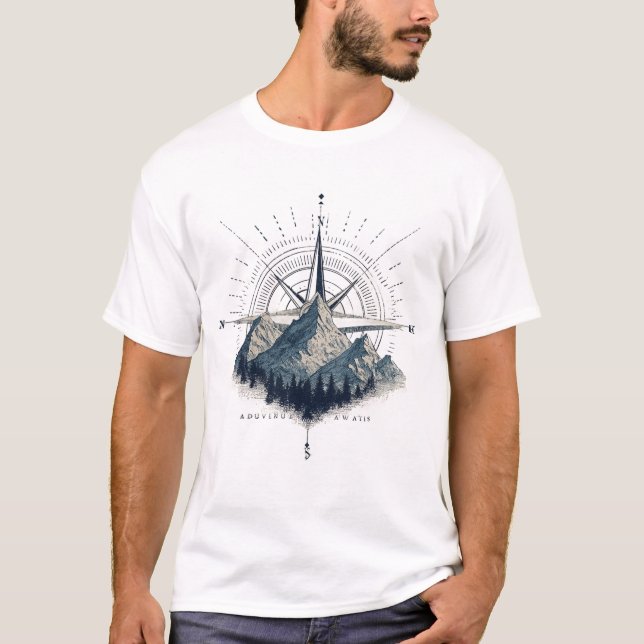 Camiseta Adventure Awaits – Compass & Mountain Emblem (Frente)