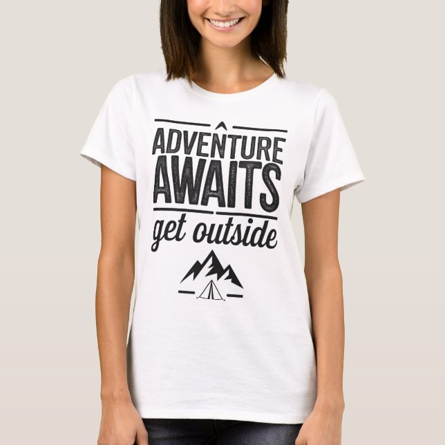 Camiseta Adventure Awaits Get Outside Typography Design (Frente)