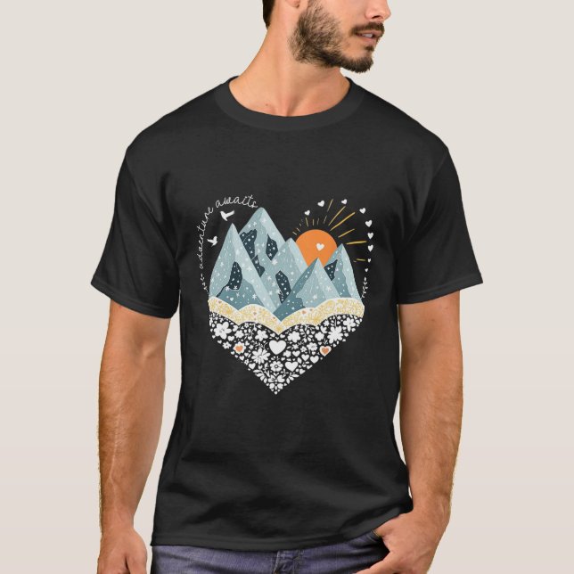 Camiseta Adventure Awaits Mountain Hiking Camping Nature Lo (Frente)
