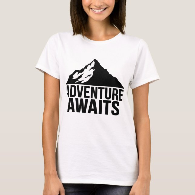 Camiseta Adventure Awaits Mountain Hiking Design (Frente)