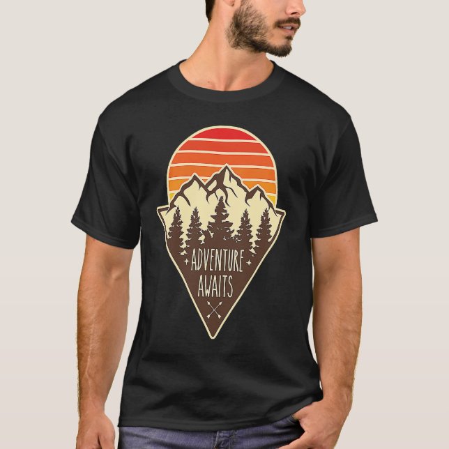 Camiseta Adventure Awaits, Outdoors Nature Hiking Graphic (Frente)
