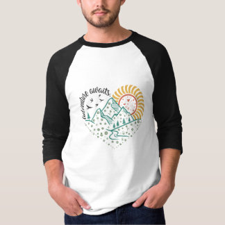 Camiseta Adventure Awaits – Retro Mountain & Sun Nature