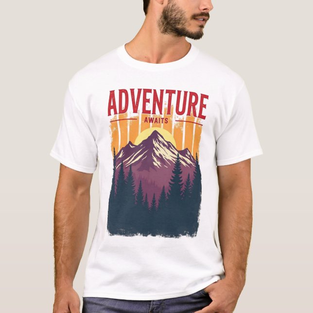 Camiseta Adventure Awaits - Vintage Mountain & Forest (Frente)