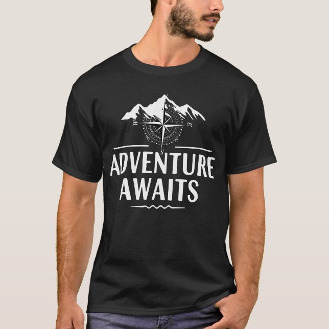 Camiseta Adventure Awaits – Wanderlust Travel Tee (Frente)