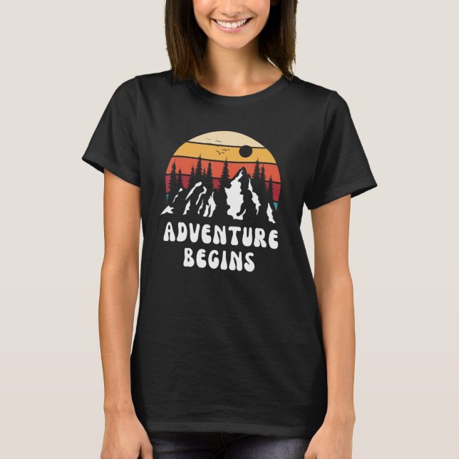 Camiseta Adventure Begins Mountain Nature Hiking Travel Roa (Frente)