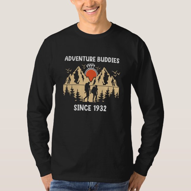 Camiseta Adventure Buddies Since 1932 Hiking Partner (Frente)