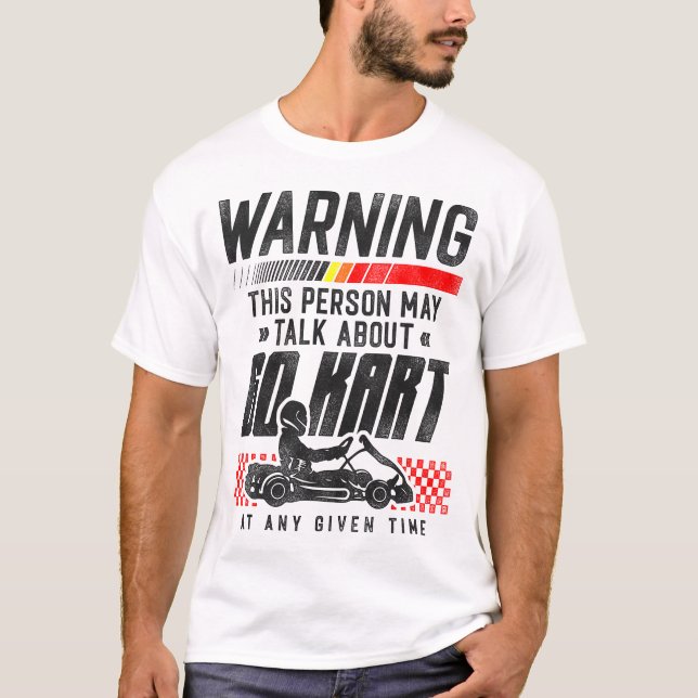Camiseta Advertência A Kart Esta Pessoa Pode Falar Sobre Go (Frente)