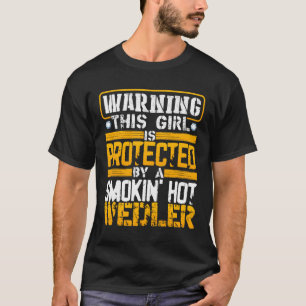 Camiseta Advertência Engraçada Que Esta Garota Está Protegi